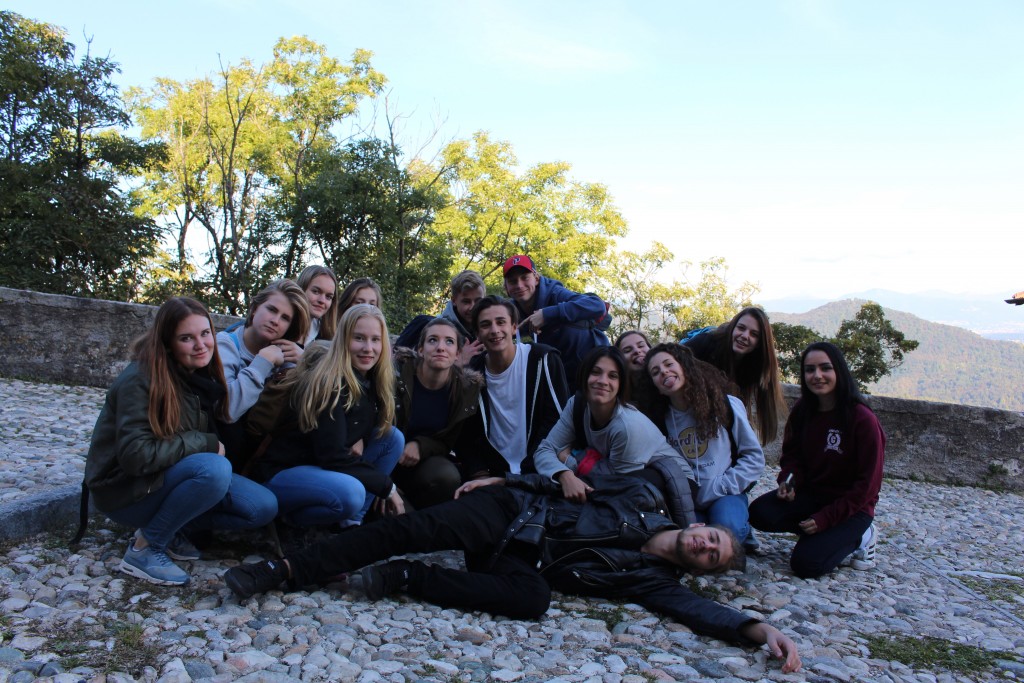 ​Ett gruppfoto på trötta men glada ungdomar efter en pilgrimsvandring upp till berget Sacro Monte.